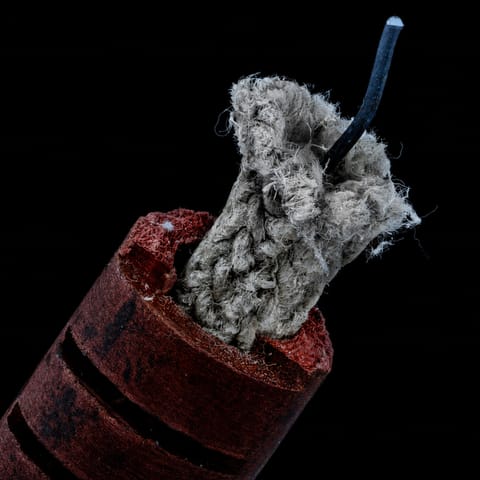Avkapad rör-/kabelände med frilagd grå asbestliknande fiber